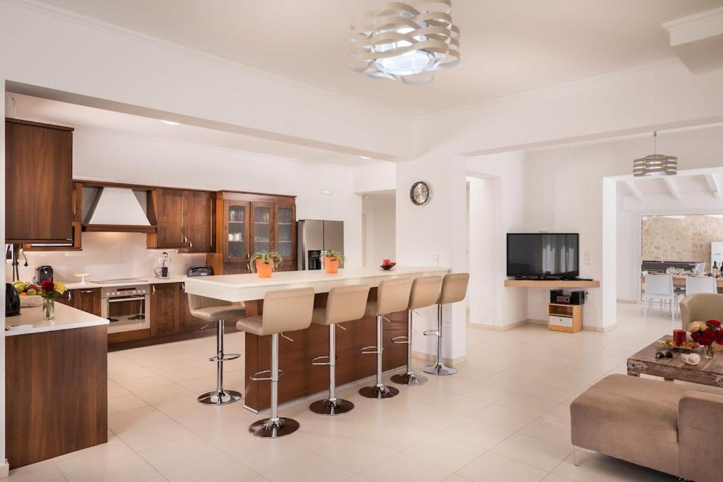 Villa Almyros 5 Bedroom Luxurious Villa Close To The Beach เยโอริยิอูโปลิส ภายนอก รูปภาพ